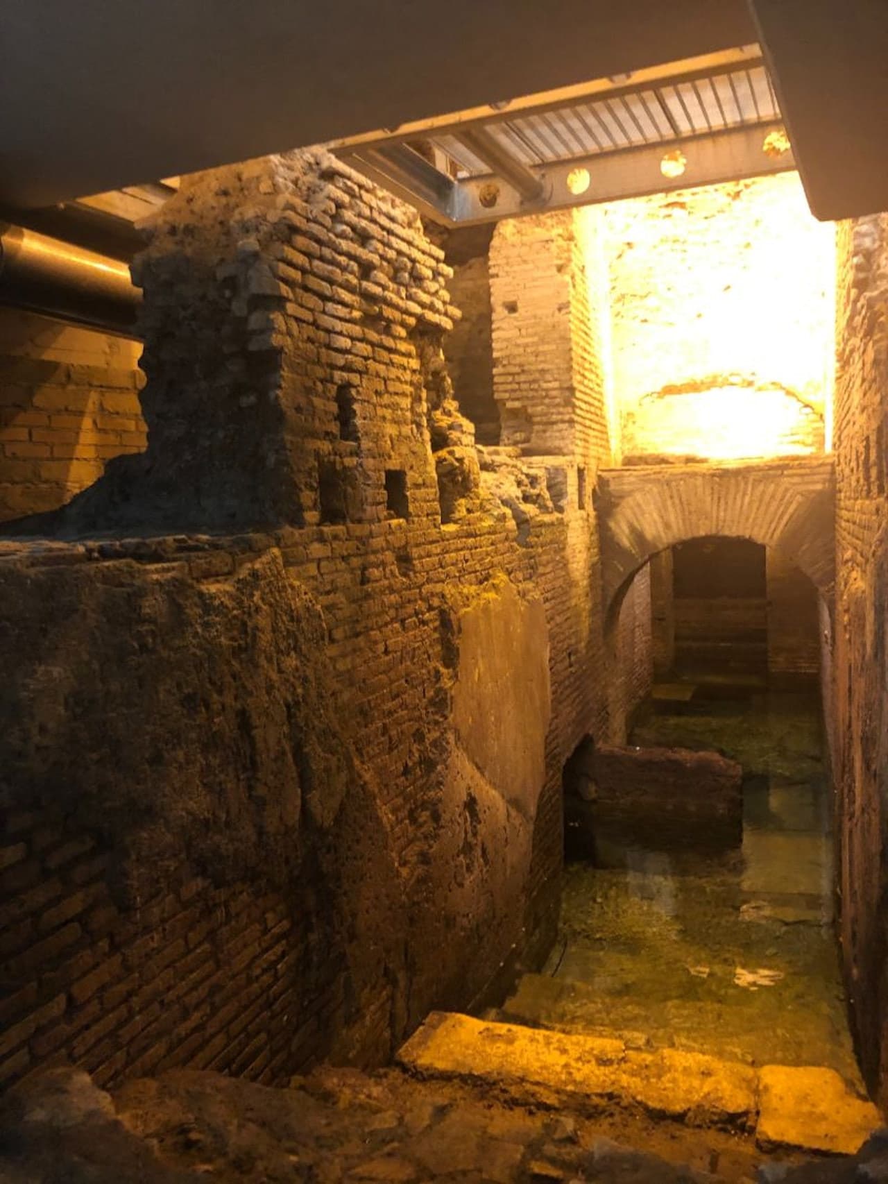 Trevi District Underground: Small Aqueduct Domus - image 4